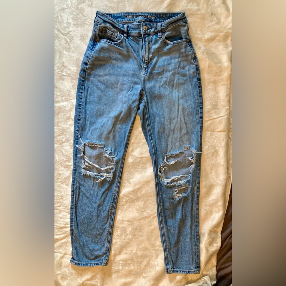American Eagle Mom jeans 2 Short Light Blue. AE Ripped